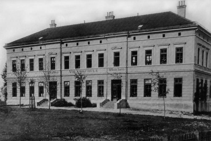 Schulhaus um 1900