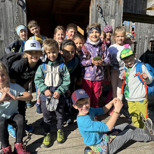 Die Kinder spielen beim Ritterspielplatz in Itter.