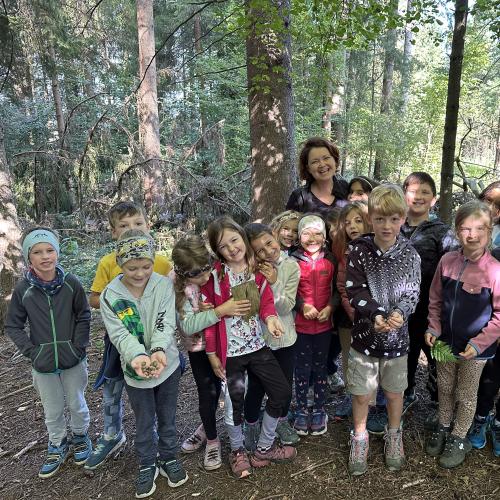 Frau Zwicknagl mit den 2b- Kindern im Wald!