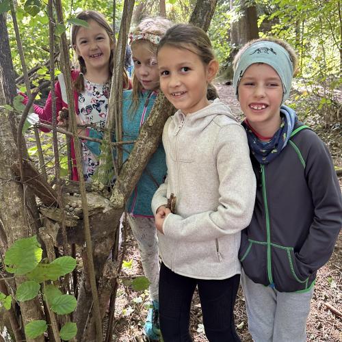 Kinder bauen für die Tiere Nester im Wald.