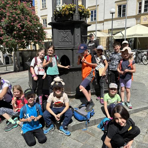 Eis essen in der Altstadt von Kufstein