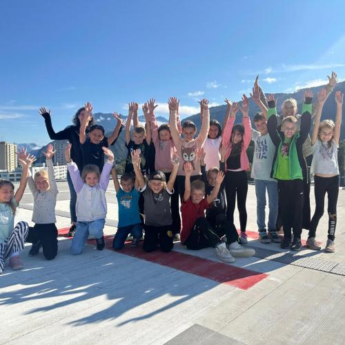 Die Kinder stehen auf dem Dach des Krankenhause Kufstein.