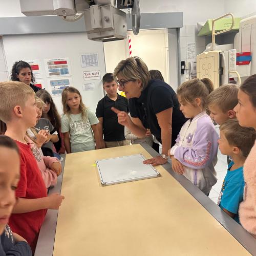 Die Kinder stehen im Schockraum des Krankenhauses Kufstein.