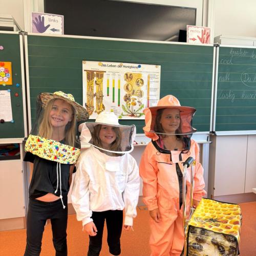 Die Kinder probieren den Imkeranzug an.