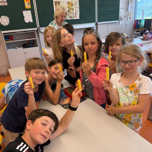 Die Kinder sind sehr stolz auf ihre selbstgemachten Bienenwachskerzen.