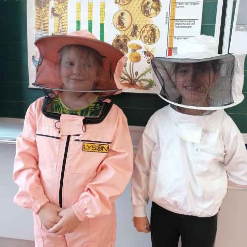Die Kinder probieren den Imkeranzug an.