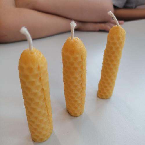 Die Kinder sind sehr stolz auf ihre selbstgemachten Bienenwachskerzen.