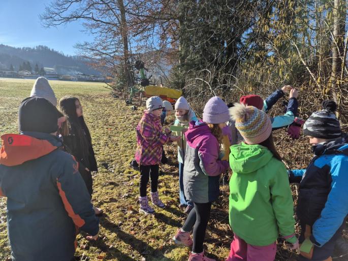 © ((c)) VS Kirchbichl Kinder beim Rätseln