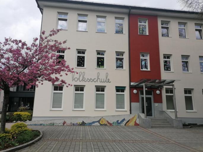 Schulhaus_Frühling