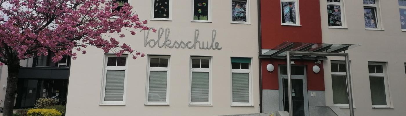 Schulhaus_Frühling