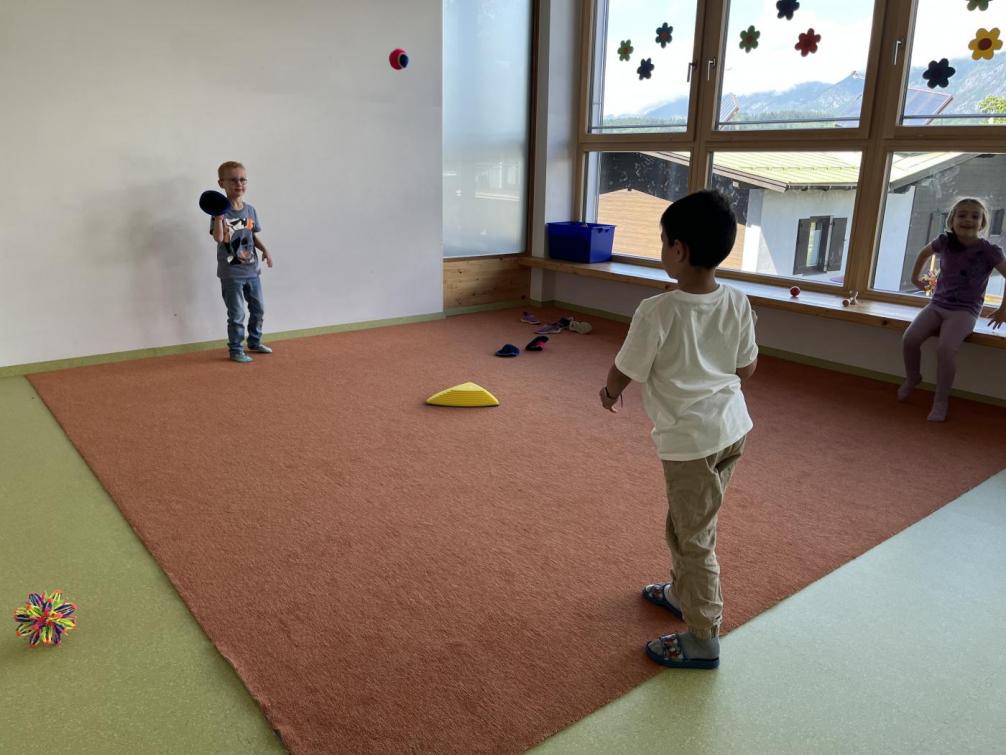 Kinder werfen sich einen Ball zu