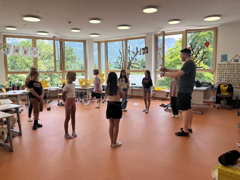 Kinder üben eine Choreografie ein