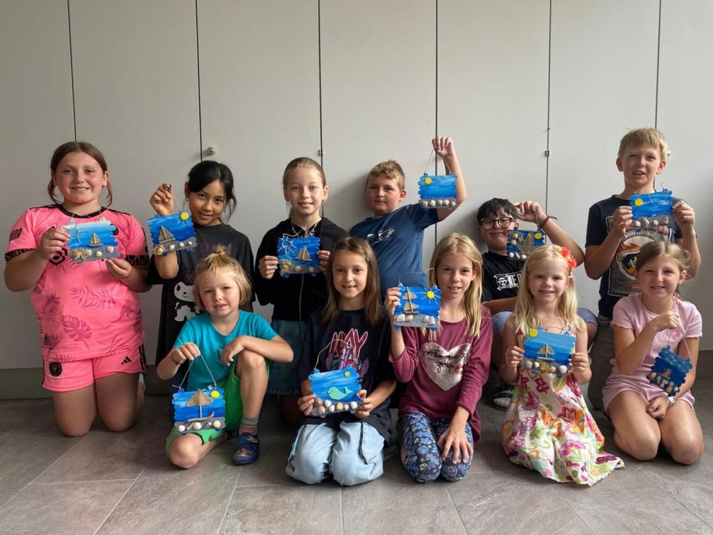 Die Kinder mit ihren Bildern
