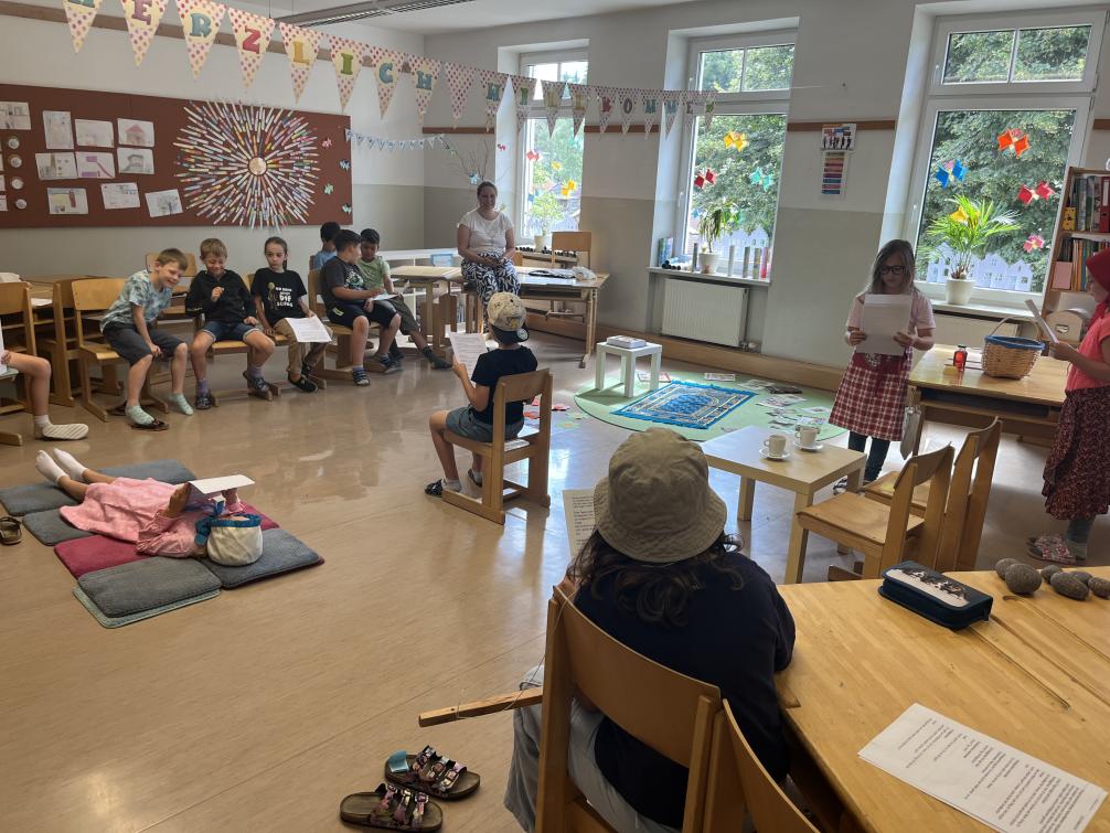 Kinder spielen das Märchen Rotkäppchen nach