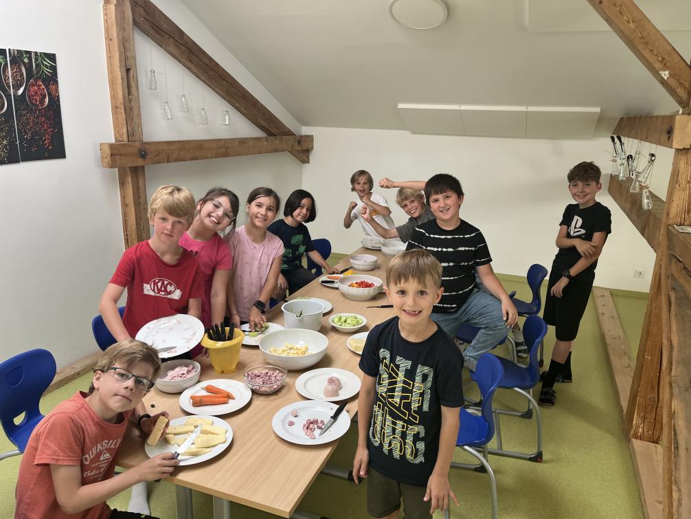 © vs-kirchbichl, Avena Kinder bereiten eine Jause vor