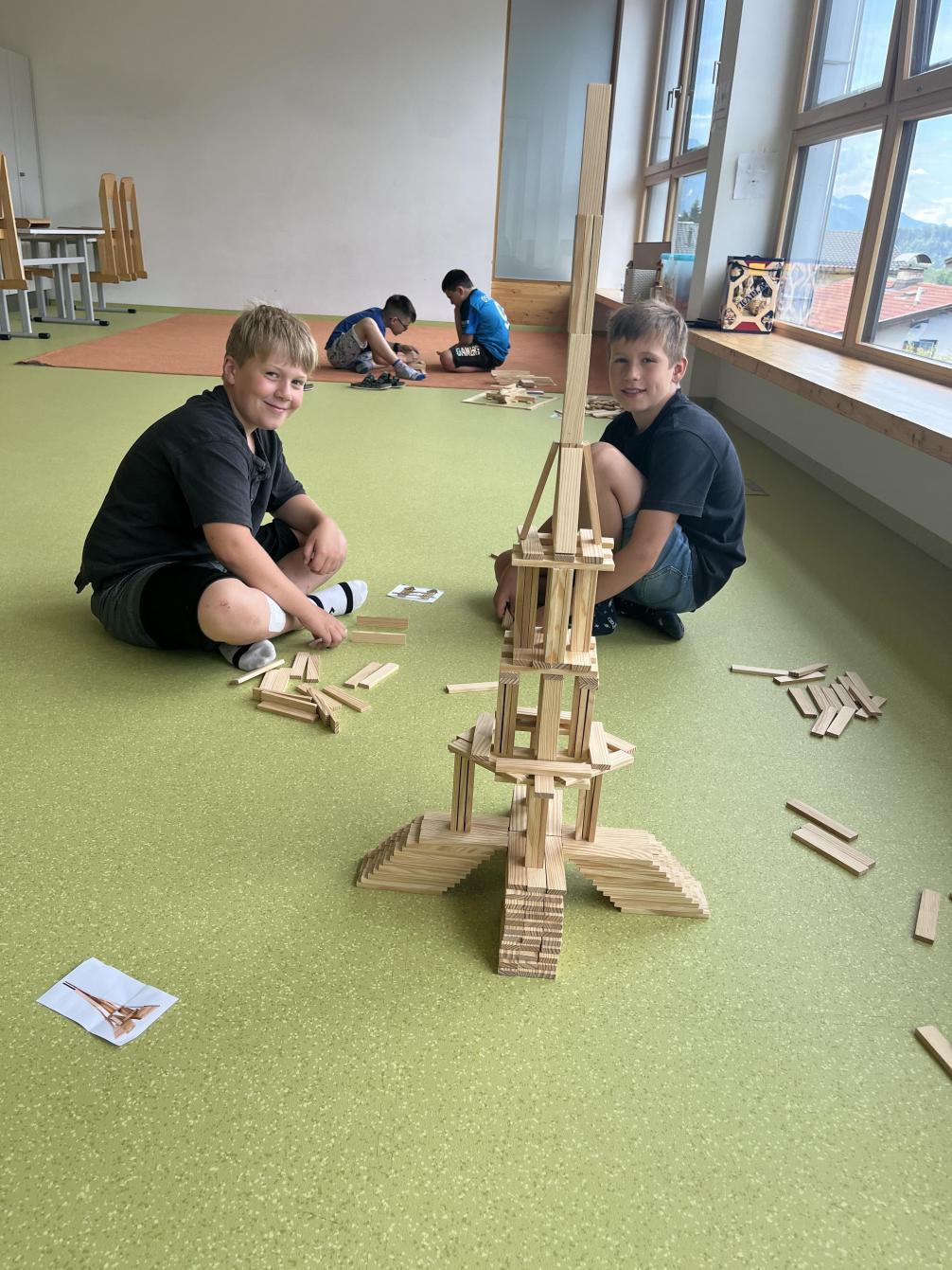 Kinder bauen den Eiffelturm aus Kaplasteinen nach