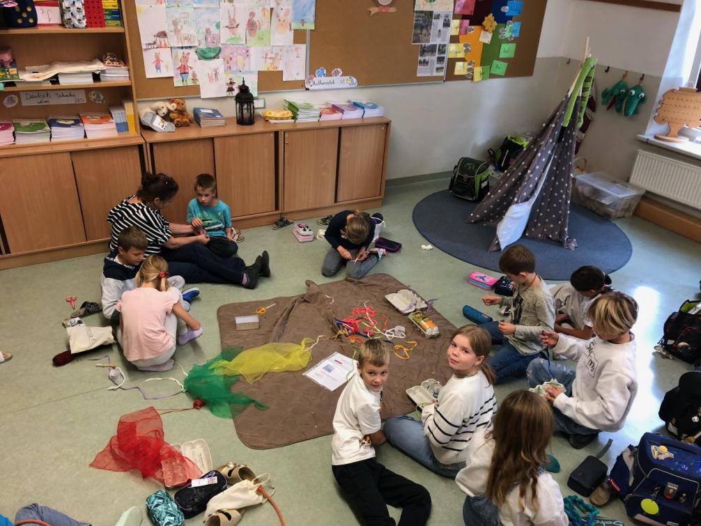 Kinder beim Gestalten