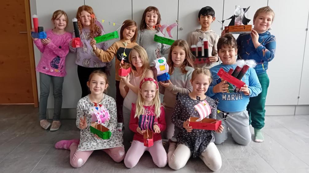 Die Kinder mit ihren Schiffen