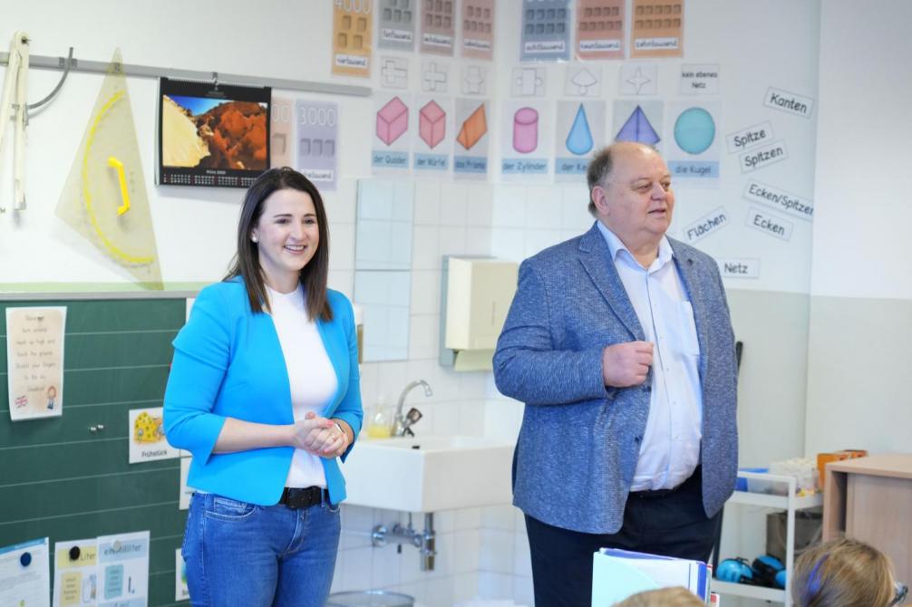 Frau LR Mair und Bürgermeister Herr Rieder in der Klasse