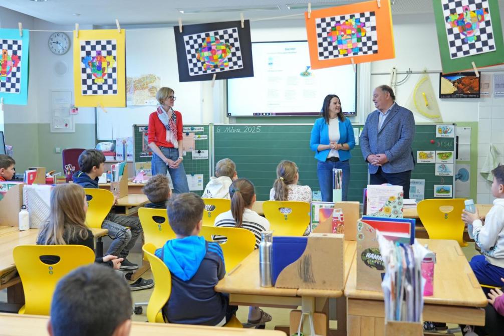 Klassenlehrerin, Frau LR Mair und BGM Rieder in der 4c Klasse 