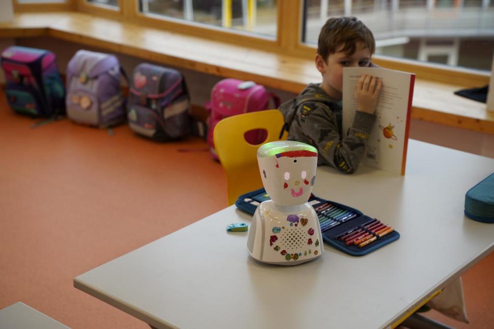 Der Avatar sitzt in der Schule