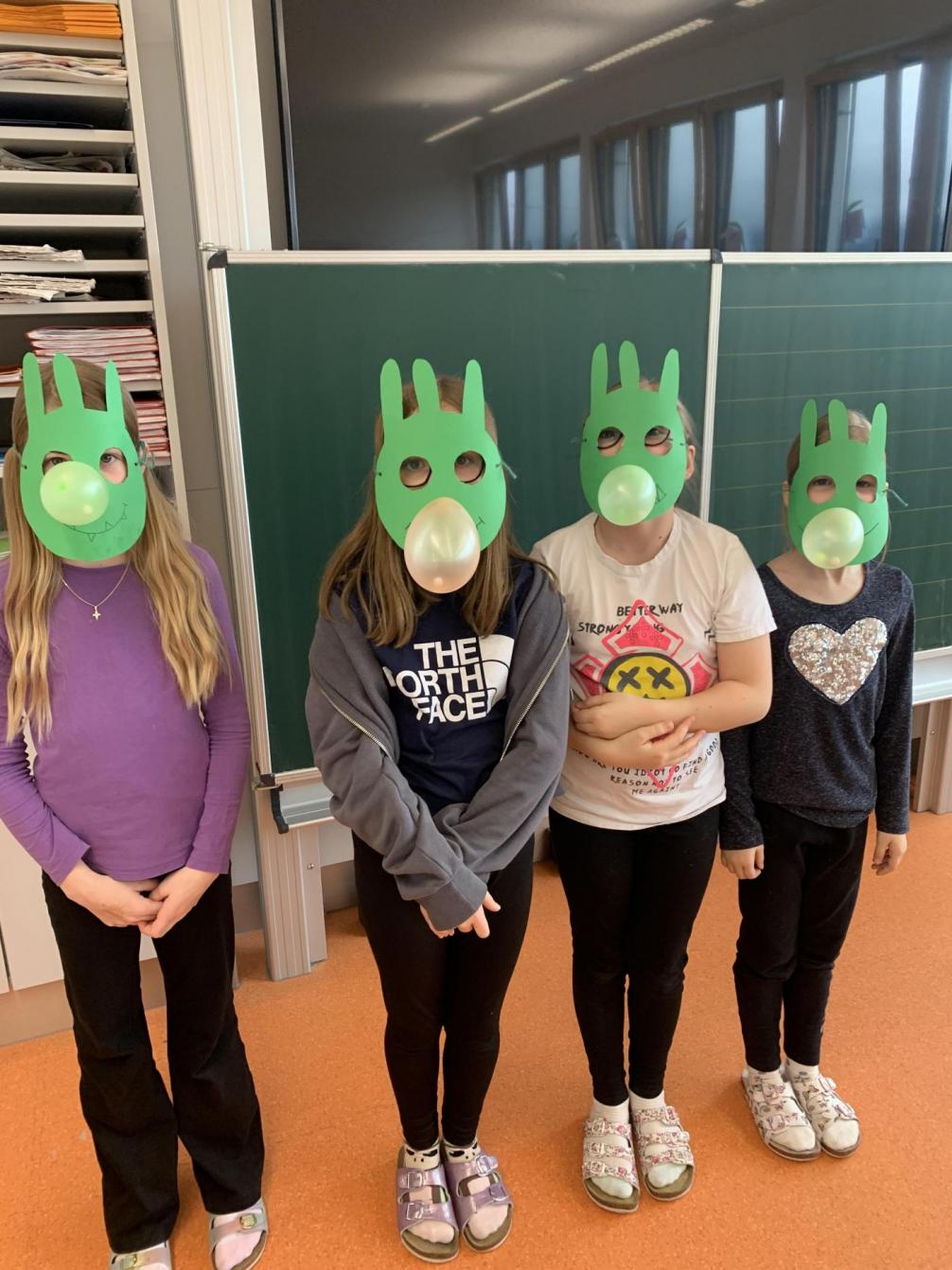 Die Olchis - Kinder bastelten lustige Masken