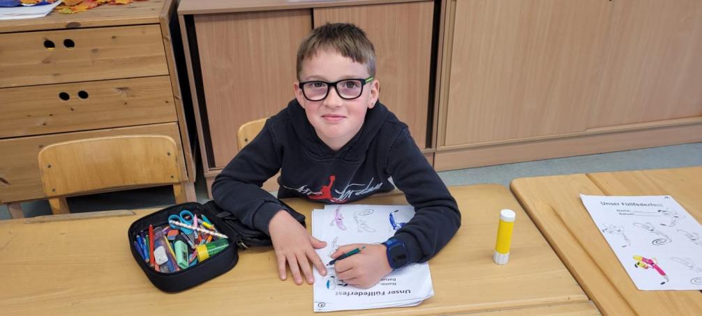 Schüler beim Experimentieren mit der Füllfeder