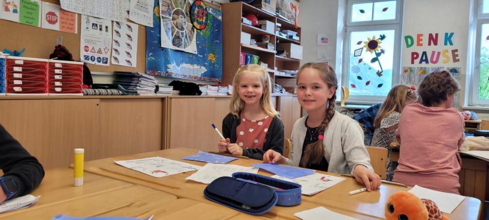 Schülerinnen beim Experimentieren mit der Füllfeder