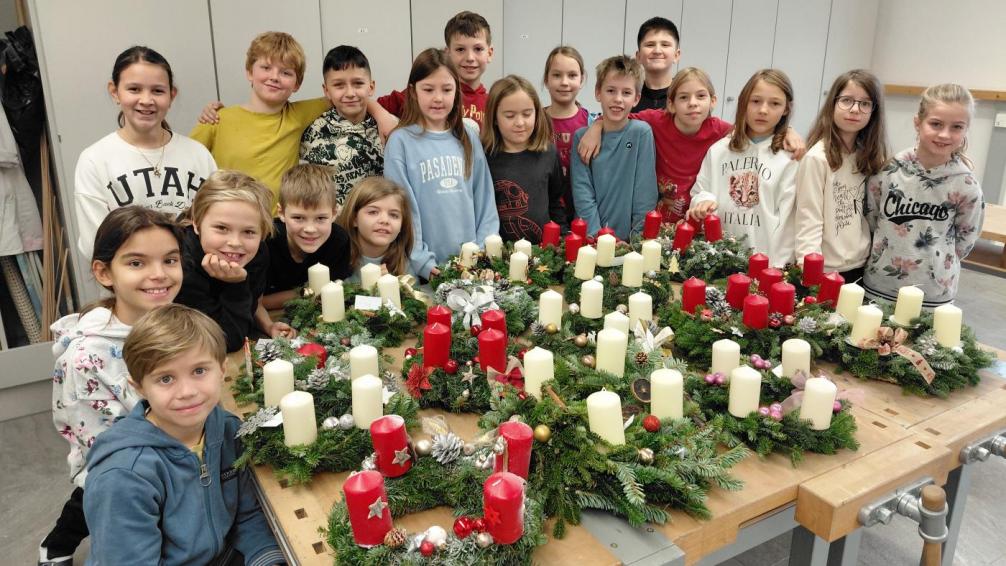 Kinder mit Adventkränzen