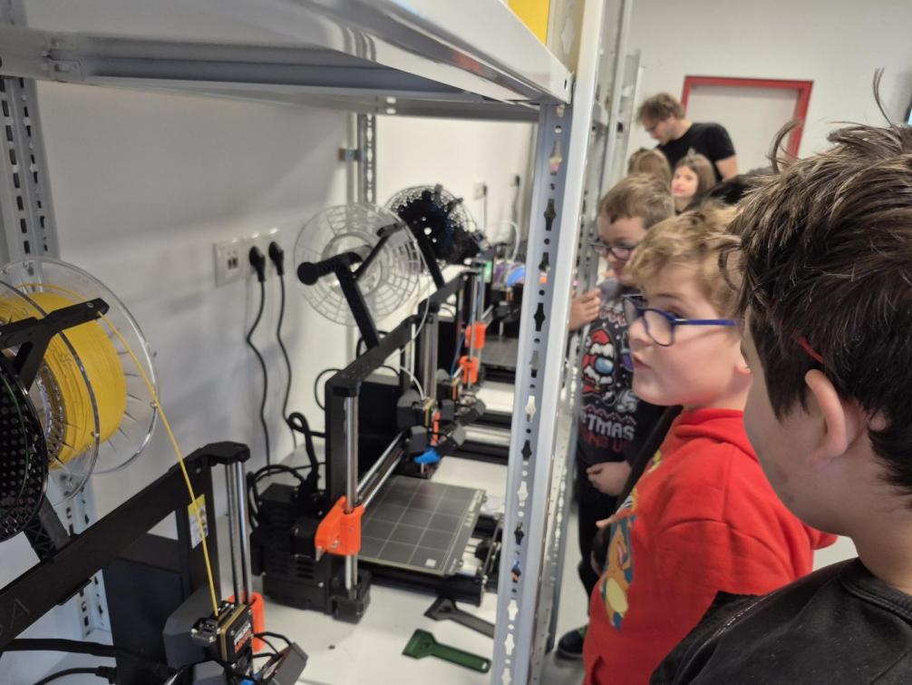 © ((c)) VS Kirchbichl Schüler der 3a beim 3D-Drucker