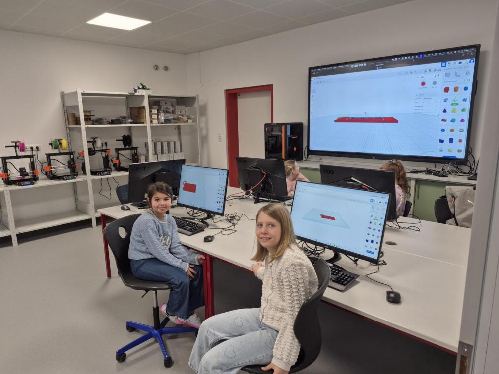 © ((c)) VS Kirchbichl Schülerinnen der 3a bei der 3D-Modellierung