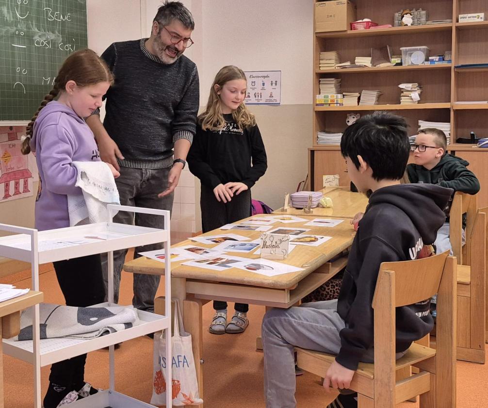 © ((c)) VS Kirchbichl Kinder der 3a Klasse beim Rollenspiel