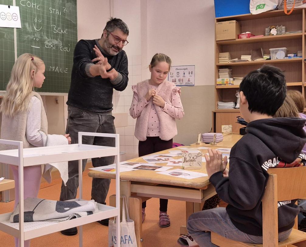 © ((c)) VS Kirchbichl Kinder beim italienischen Rollenspiel