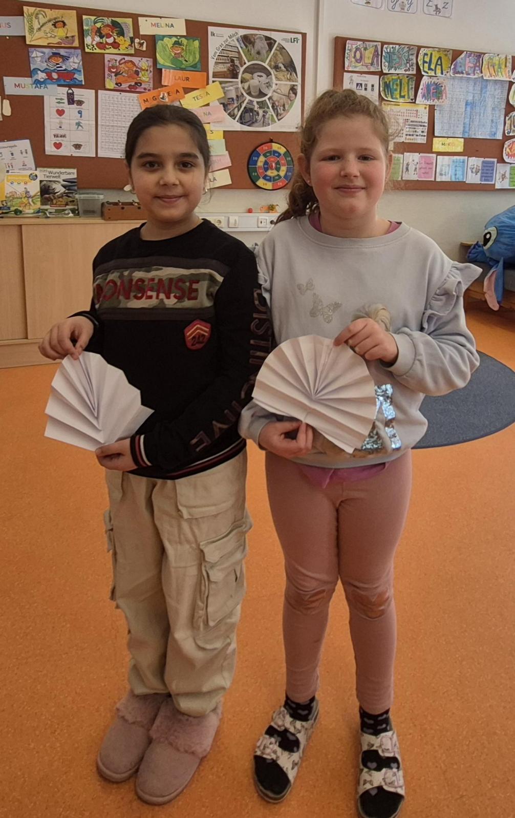 © ((c)) VS Kirchbichl Kinder der 3a Klasse beim Nachbau von Blätterstrukturen