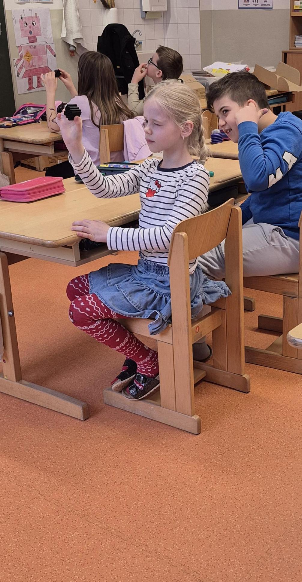 © ((c)) VS Kirchbichl Kinder der 3a Klasse beim Experimentieren mit Lichteffekte