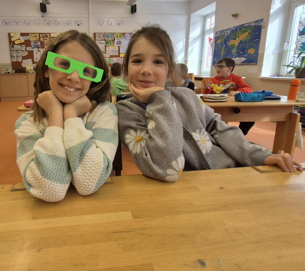 © ((c)) VS Kirchbichl Kinder der 3a Klasse beim Experimentieren mit Spektrumbrillen