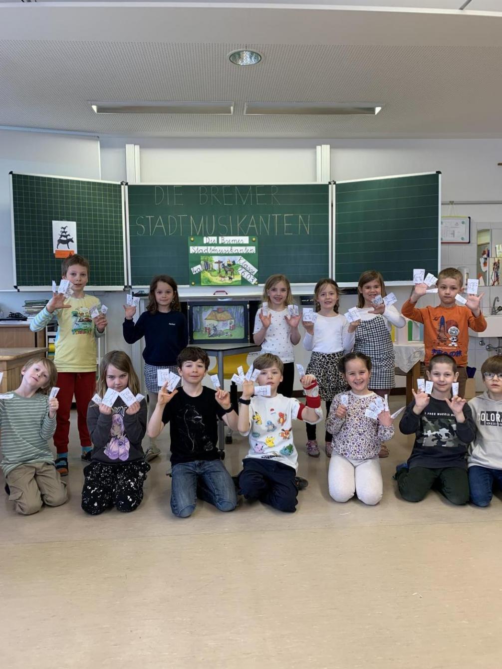 Vorlesetag - Schülerinnen und Schüler vor der Tafel, sie lesen die Bremer Stadtmusikanten
