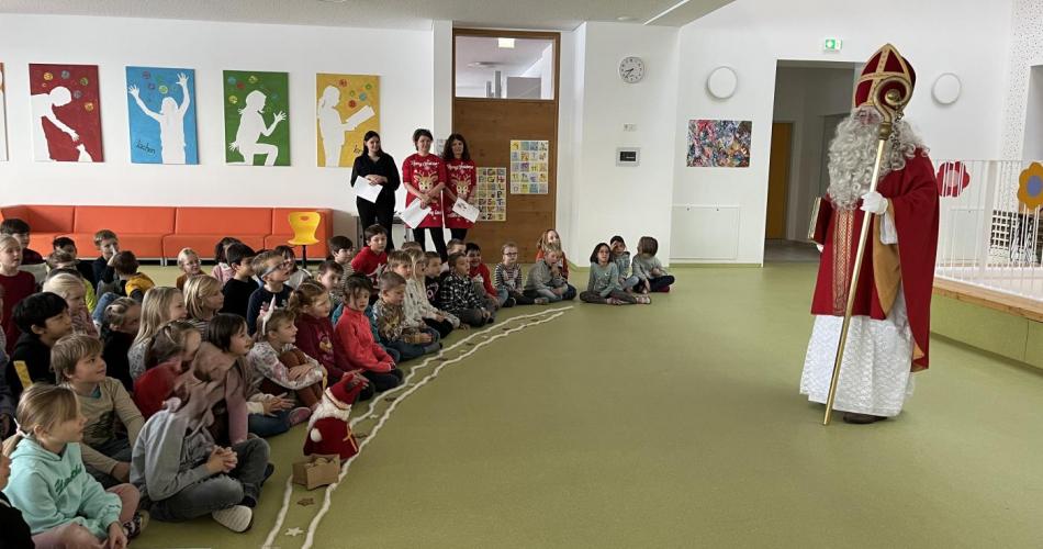 Der Nikolaus spricht zu den Kindern