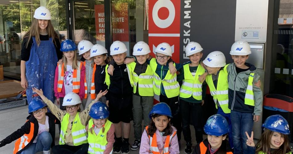 Kinder vor der WKO in Kufstein