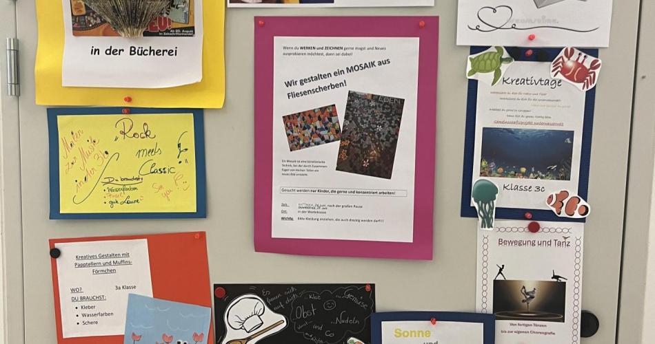 Vorstellungsplakate der einzelnen Stationen hängen in der Schule aus