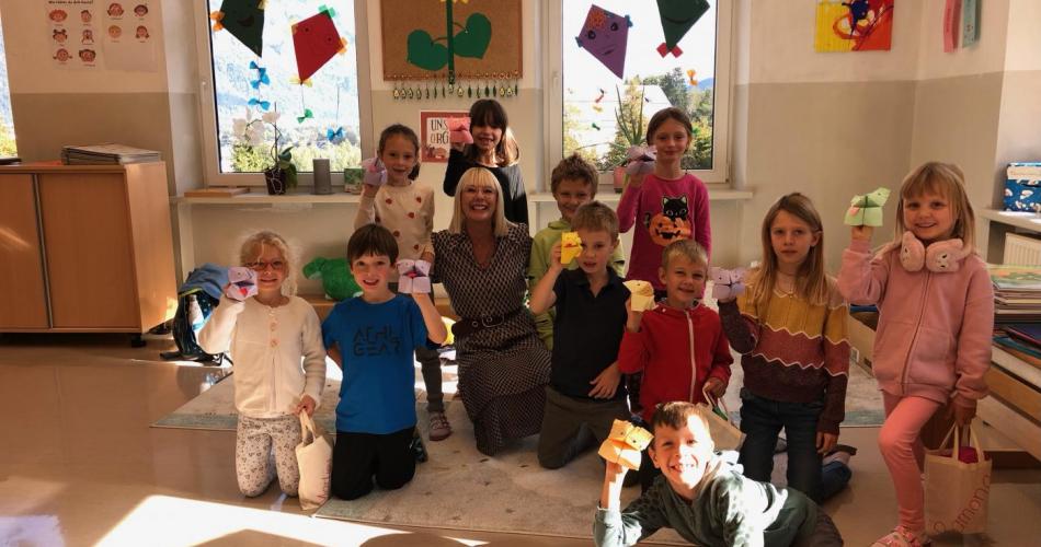 Klassenfoto mit den Werkstücken
