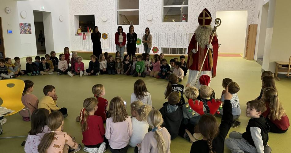 Der Nikolaus spricht zu den Kindern