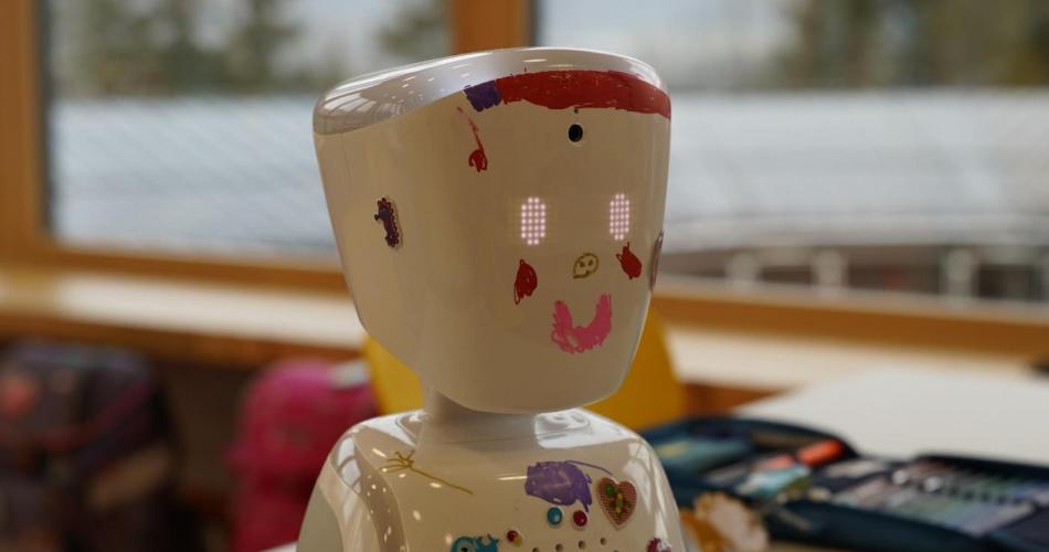 Der Avatar sitzt in der Schule