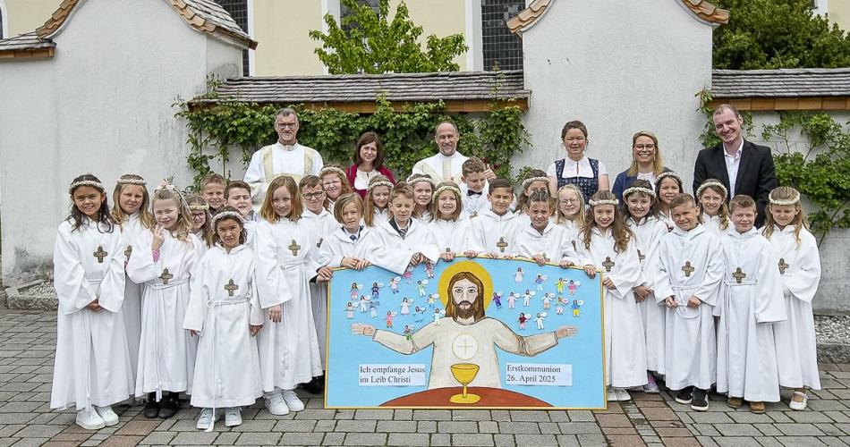 alle Kinder der Erstkommunion vor der Kirche