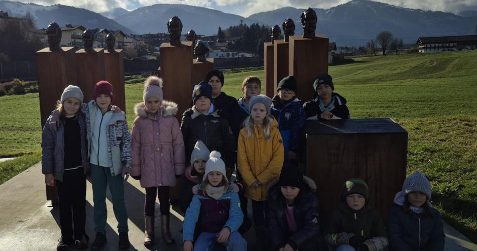 Die Klasse 3a beim Besuch der NS-Gedenkstätte in Kirchbichl