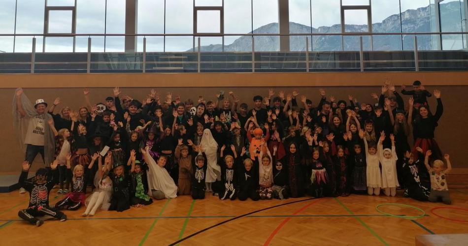 Gruppenfoto im Turnsaal