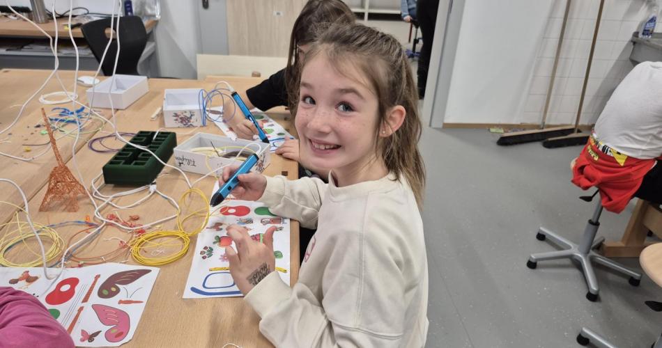 Schülerin beim Arbeiten im Steam-Lab