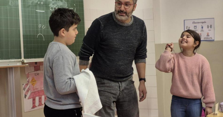 Kinder beim italienischen Rollenspiel