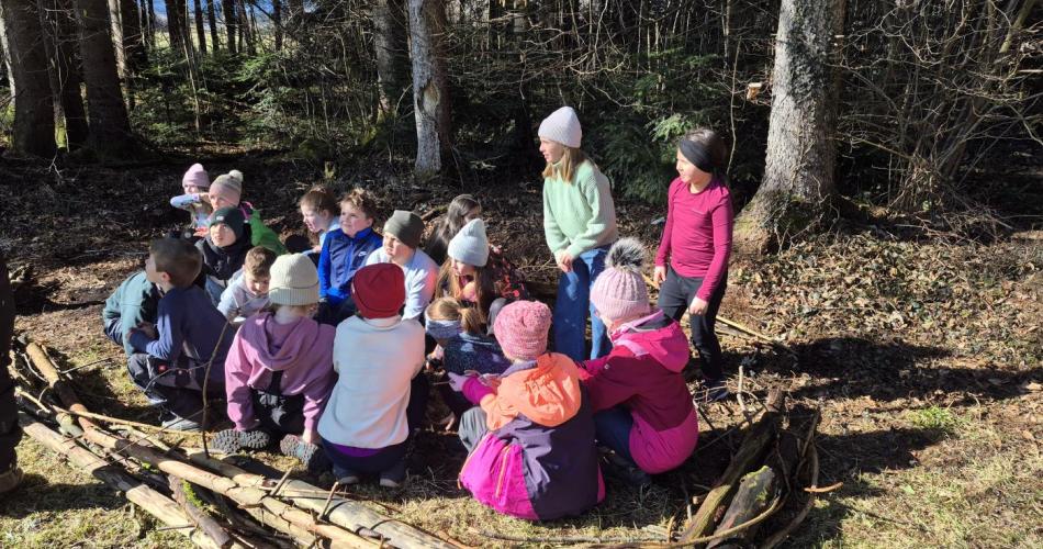 Gruppenfoto der 3a im Wald