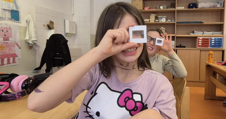 Kinder beim Experimentieren